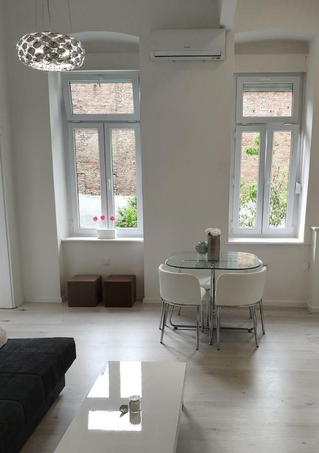 Luxurios And Historic Apartment "Shine" - Right On The Main Square Zagabria Esterno foto